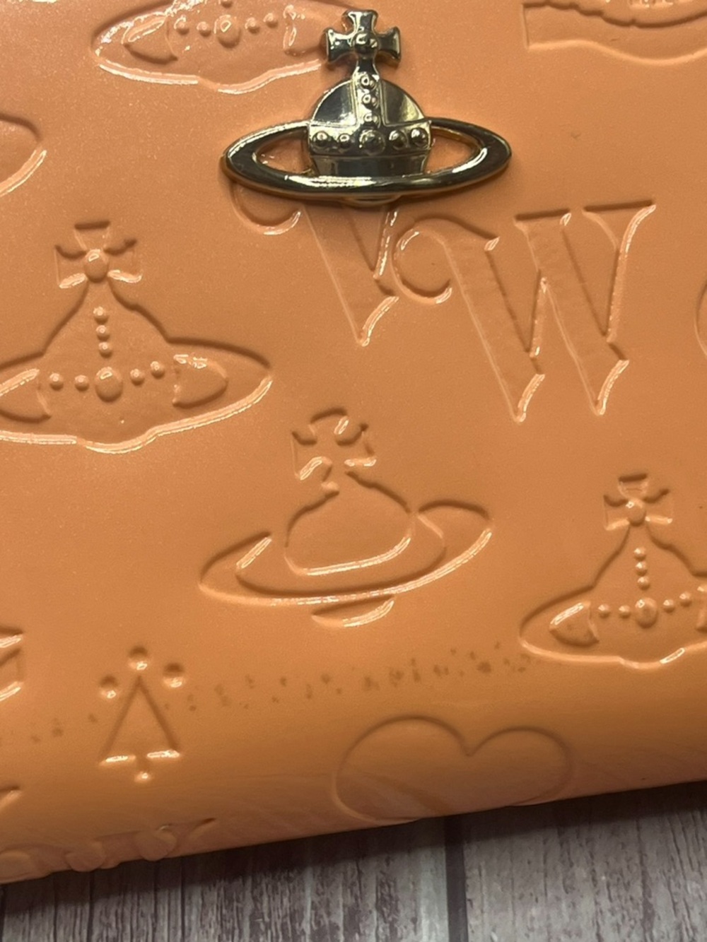 VIVIENNE WESTWOOD EUC Peach Embossed Patent Leather Orb Heart Initial Zip Wallet - Picture 15 of 16